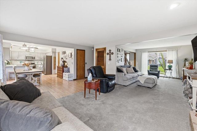 195 WOODBURY Circle, Council Bluffs, IA 51503