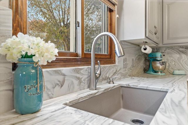 195 WOODBURY Circle, Council Bluffs, IA 51503