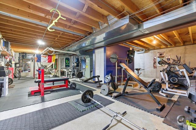 195 WOODBURY Circle, Council Bluffs, IA 51503