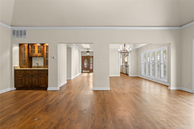4807 S Yorktown Court, Tulsa, OK 74105