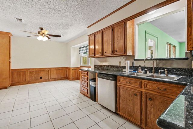 913 Cannan Drive, Angleton, TX 77515