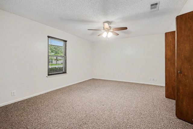 913 Cannan Drive, Angleton, TX 77515