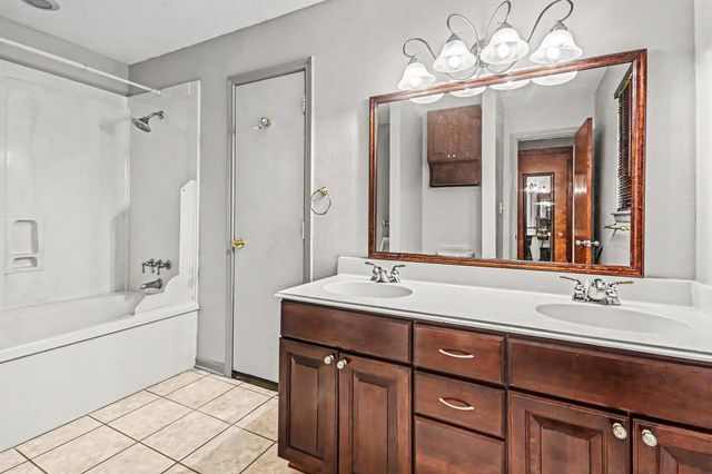 913 Cannan Drive, Angleton, TX 77515
