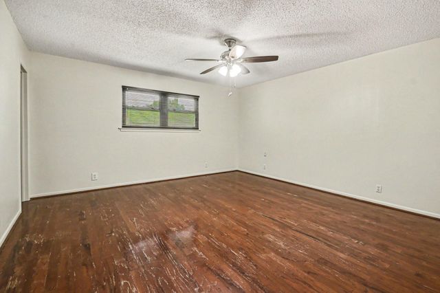 913 Cannan Drive, Angleton, TX 77515