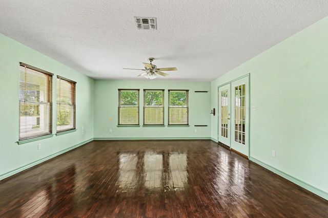 913 Cannan Drive, Angleton, TX 77515