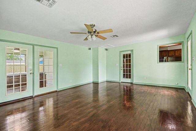 913 Cannan Drive, Angleton, TX 77515