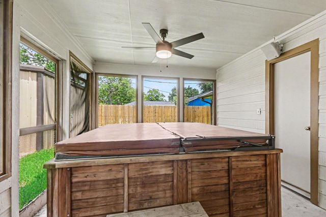 913 Cannan Drive, Angleton, TX 77515