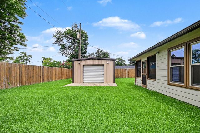 913 Cannan Drive, Angleton, TX 77515