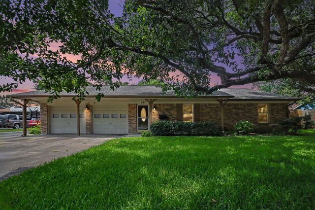 913 Cannan Drive, Angleton, TX 77515