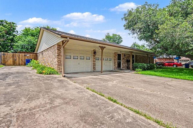 913 Cannan Drive, Angleton, TX 77515