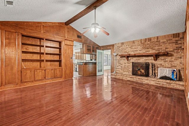 913 Cannan Drive, Angleton, TX 77515