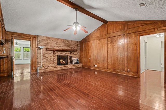 913 Cannan Drive, Angleton, TX 77515