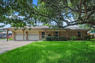 913 Cannan Drive, Angleton, TX 77515