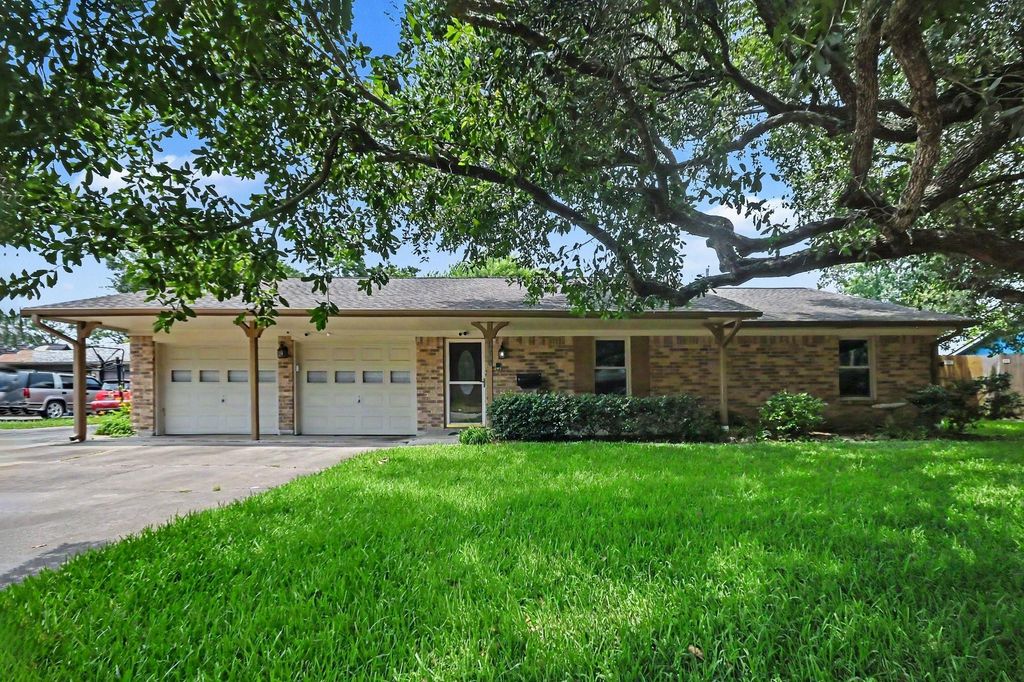 913 Cannan Drive, Angleton, TX 77515