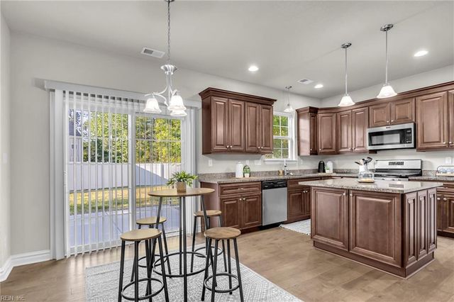 225 Creston CT, Chesapeake, VA 23323