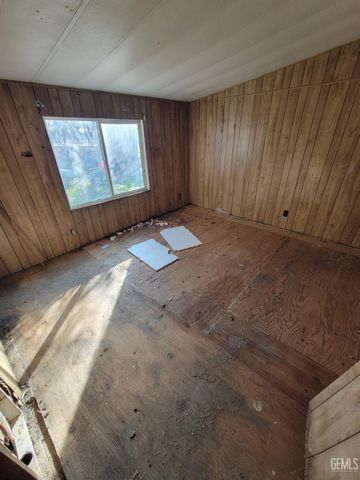 142 W 11th Place, Delano, CA 93215