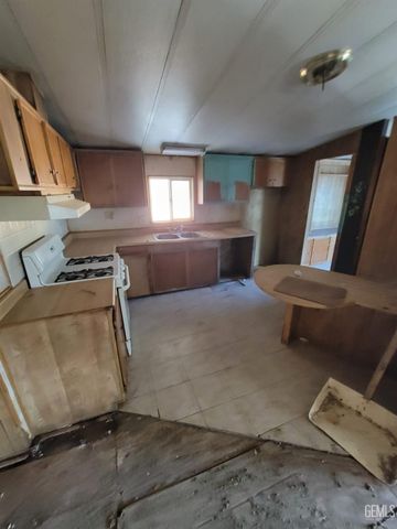 142 W 11th Place, Delano, CA 93215