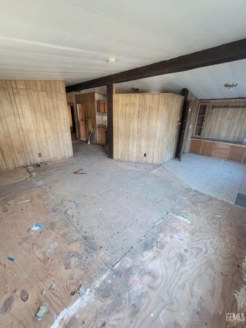 142 W 11th Place, Delano, CA 93215