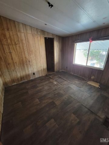 142 W 11th Place, Delano, CA 93215