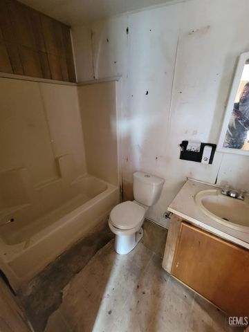 142 W 11th Place, Delano, CA 93215