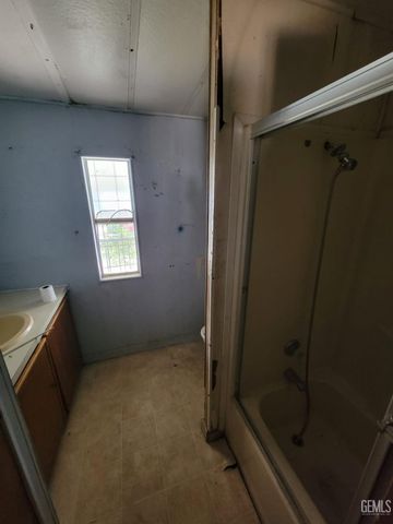 142 W 11th Place, Delano, CA 93215