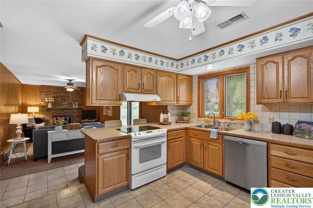 1524 Magnolia Drive, Upper Macungie Twp, PA 18069