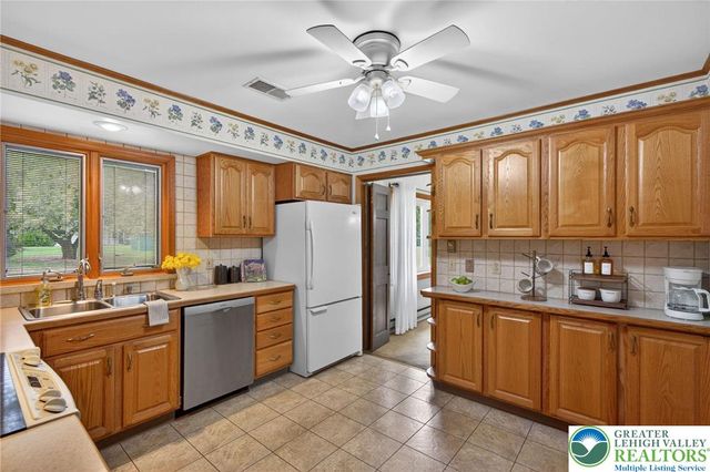 1524 Magnolia Drive, Upper Macungie Twp, PA 18069