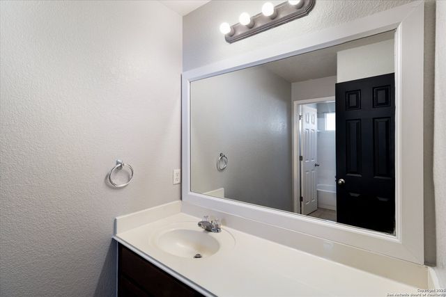 20514 Cliff Park Ln, San Antonio, TX 78258