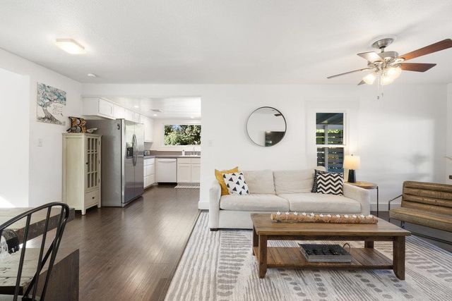 102 Ranchview DR, Johnson City, TX 78636