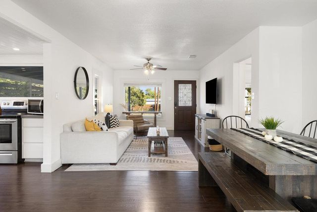 102 Ranchview DR, Johnson City, TX 78636