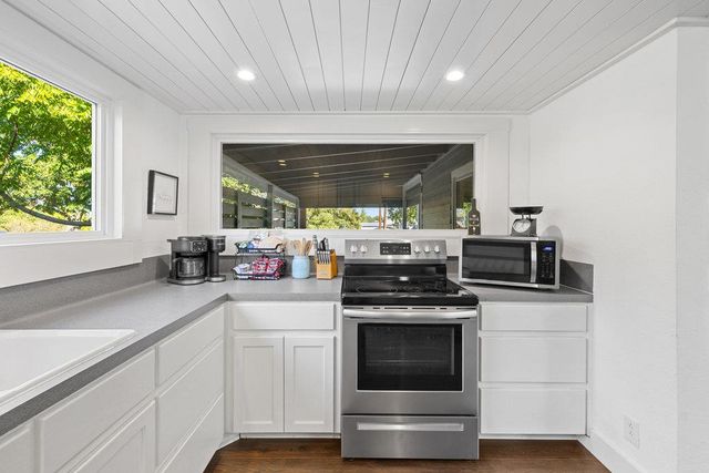 102 Ranchview DR, Johnson City, TX 78636