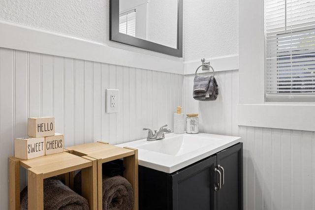 102 Ranchview DR, Johnson City, TX 78636