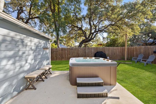 102 Ranchview DR, Johnson City, TX 78636