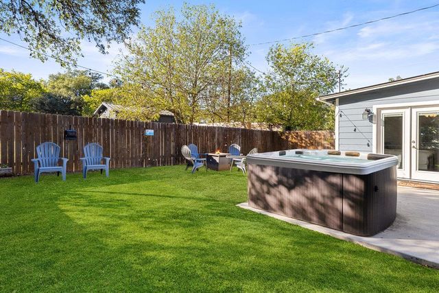 102 Ranchview DR, Johnson City, TX 78636