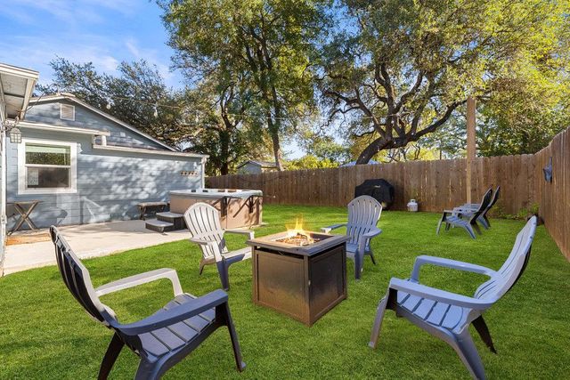 102 Ranchview DR, Johnson City, TX 78636