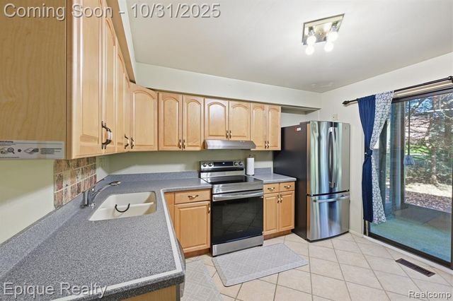 36996 Dartmoor Drive, Farmington Hills, MI 48331