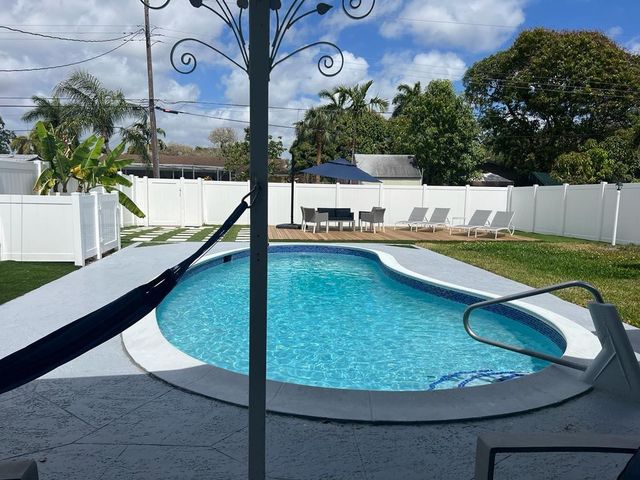 5311 Pierce Street, Hollywood, FL 33021