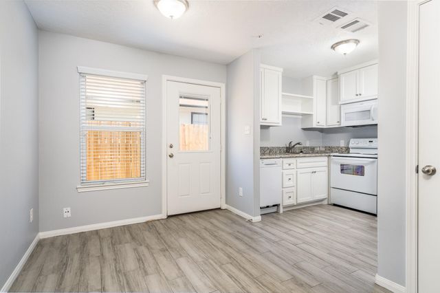 207 N Poplar Street B, Tomball, TX 77375