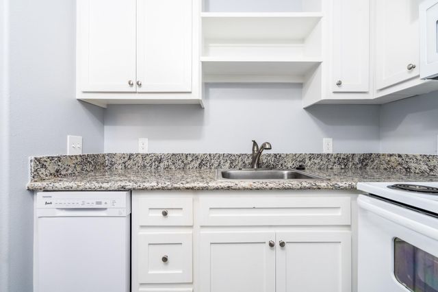 207 N Poplar Street B, Tomball, TX 77375