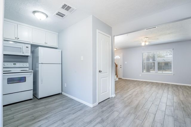 207 N Poplar Street B, Tomball, TX 77375