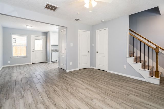 207 N Poplar Street B, Tomball, TX 77375