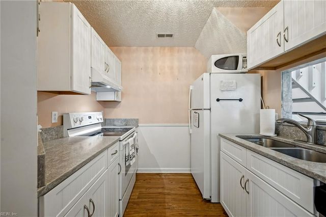 4060 Laurel Green CIR, Virginia Beach, VA 23456