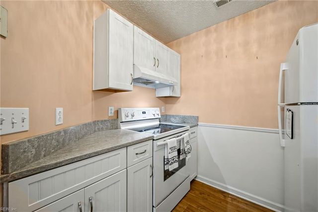 4060 Laurel Green CIR, Virginia Beach, VA 23456