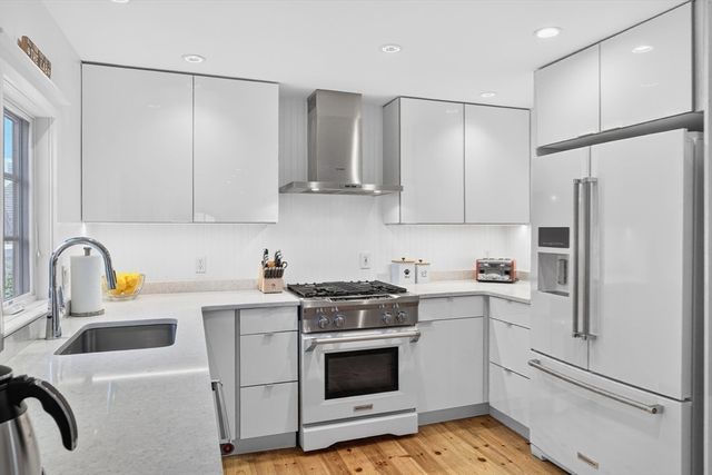 3 Atlantic Ave, Provincetown, MA 02657