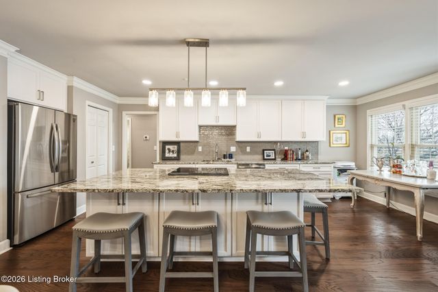 1202 Wellington Pl, Louisville, KY 40207