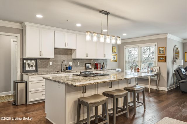 1202 Wellington Pl, Louisville, KY 40207