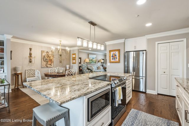 1202 Wellington Pl, Louisville, KY 40207