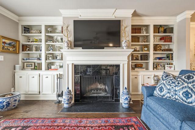 1202 Wellington Pl, Louisville, KY 40207