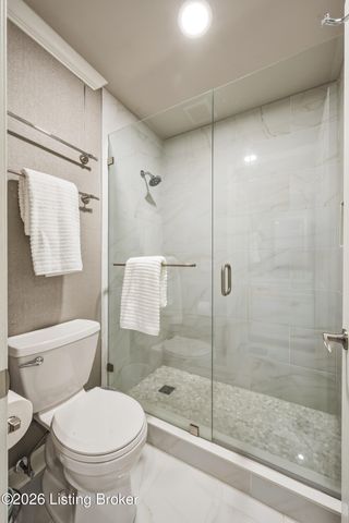 1202 Wellington Pl, Louisville, KY 40207