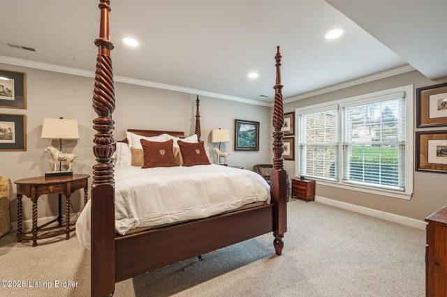 1202 Wellington Pl, Louisville, KY 40207